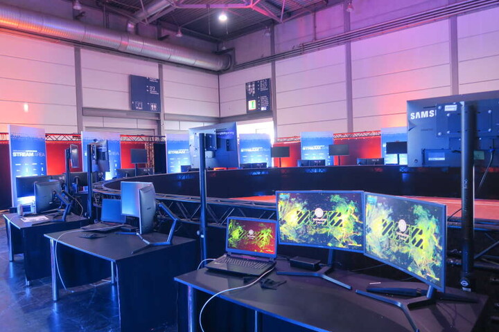 Direkt gegenüber findet sich die "Stream Area", in der Streamer über das gesamte Wochenende von der Dreamhack berichten.