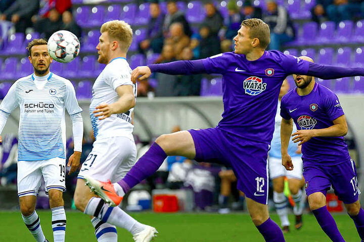 Nur sieben Fouls in 13 Partien - Aues Steve Breitkreuz (l., gegen den Bielefelder Andreas Voglsammer) ist der fairste Abwehrspieler der 2. Bundesliga.
