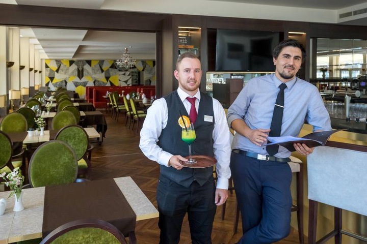 Kevin Ziegner (l.) und Sanjin Kuko bitten ins neu gestaltete Hotelrestaurant.