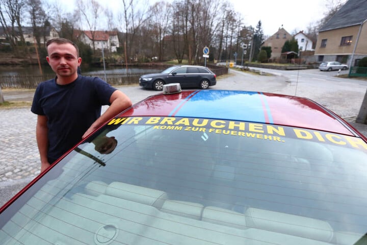 Danny will mit seinem Mustang für die Feuerwehr werben.