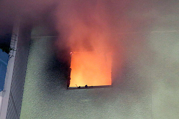 In der Brandwohnung fanden die Einsatzkräfte eine bewusstlose Frau.