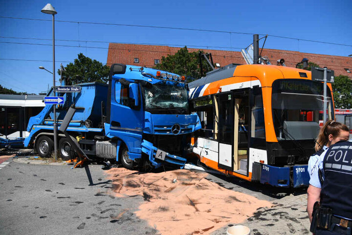Der Lkw ist mit der Straßenbahn zusammengeprallt.