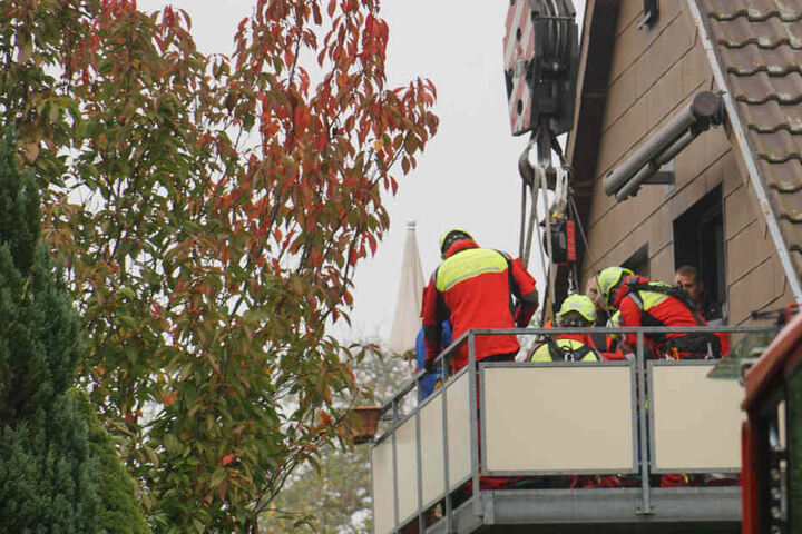 Rettungskräfte retteten die Frau vom Balkon ihrer Wohnung.