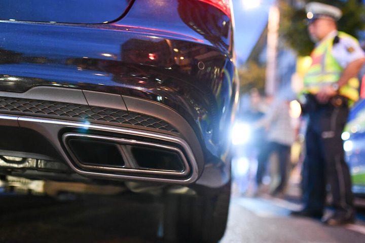 Polizeibeamte kontrollieren sogenannte Autoposer.