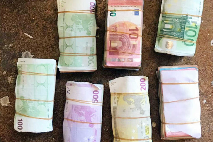 Knapp 70.000 Euro Bargeld beschlagnahmten die Beamten.