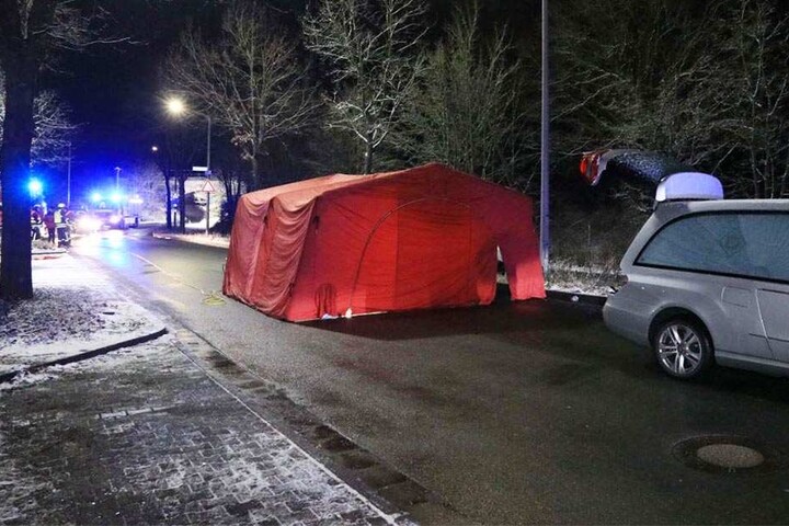 In Stein (Landkreis Fürth) entdeckten Passanten einen toten Mann auf der Straße.