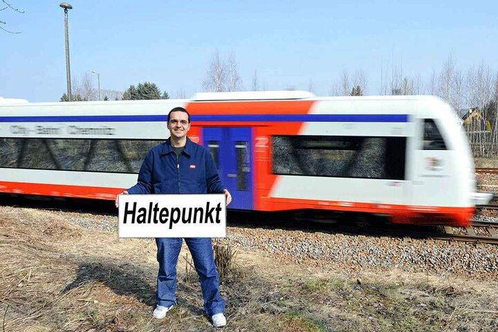 Martin Schmidt (33, Grüne) kämpfte schon 2011 für den Haltepunkt. Nun baut die Bahn einen neuen Stopp.