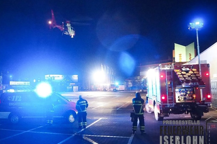 Der Mann stürzte vom Balkon eines Hochhauses und wurde schwer verletzt.