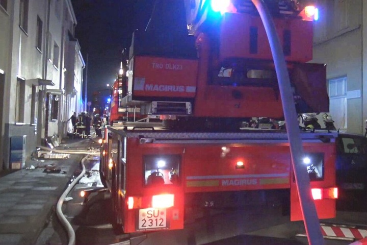 Bei den Löscharbeiten kam auch eine Drehleiter zum Einsatz