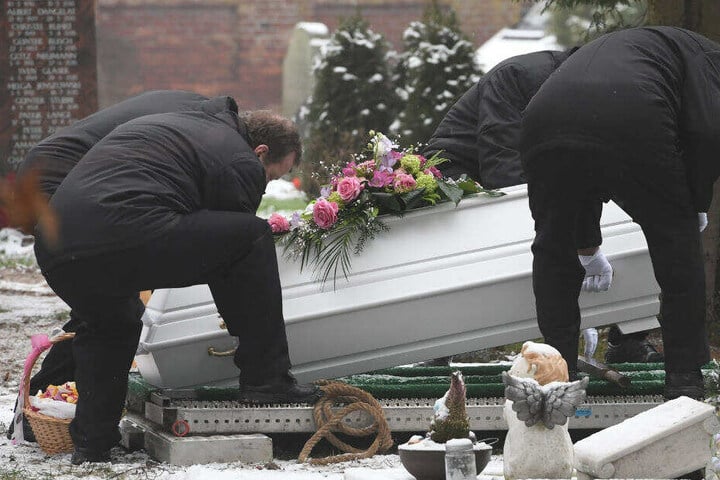 Bestatter senken den Sarg des sechsjährigen Mädchens, das am 12.01.2019 in Torgelow getötet wurde, auf dem Friedhof im Zentrum ins Grab ab.