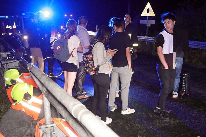 Die Fahrgäste wurden später mit Bus und Taxis abgeholt und nach Dresden gebracht.