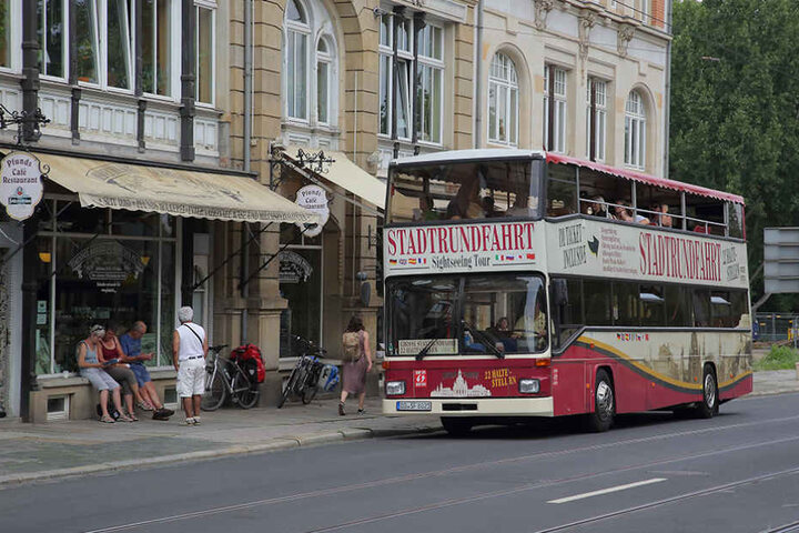 In Höhe des berühmten Milchladens Pfunds Molkerei bremste der Autofahrer den
Rundfahrt-Bus aus.