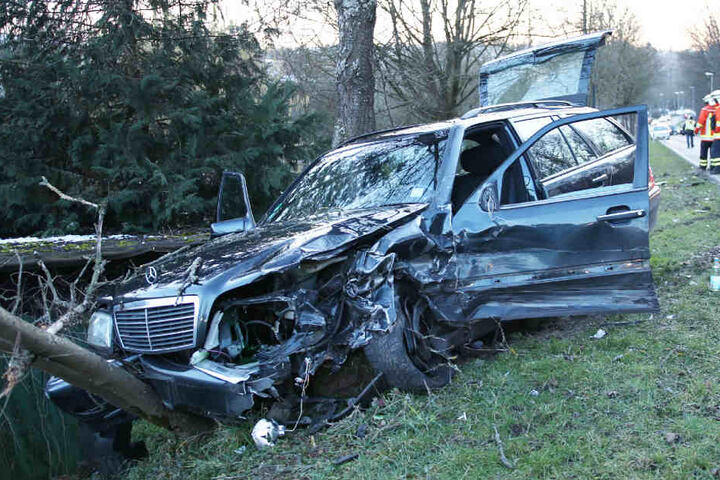 Der Mercedes-Kombi landete ebenfalls im Straßengraben.