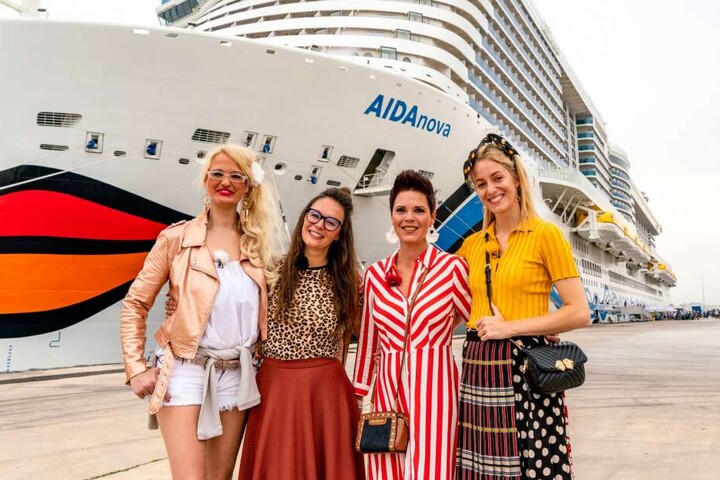Die Kandidatinnen bei Promi Shopping Queen auf hoher See.