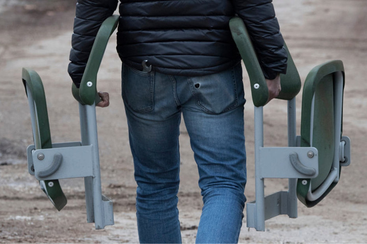 Stück für Stück wurde die Tribüne "ausgeschlachtet".