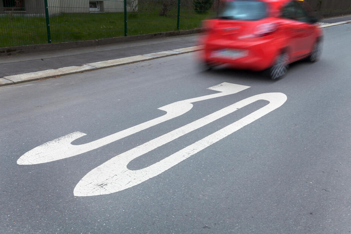 Mit Lärmschutzwänden, Flüsterasphalt und Tempo-30-Zonen versuchen Kommunen gegen den Verkehrskrach vorzugehen.