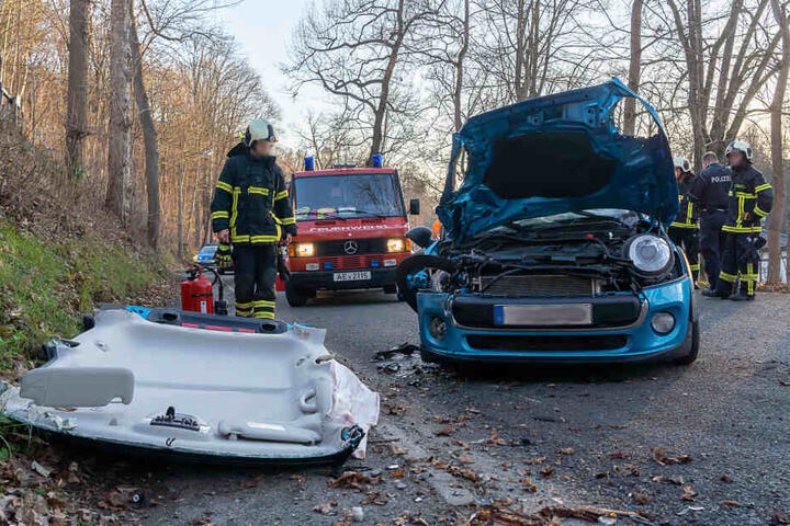Die Feuerwehr musste das Dach des Autos entfernen, um die Fahrerin und ihre Beifahrerin zu befreien.
