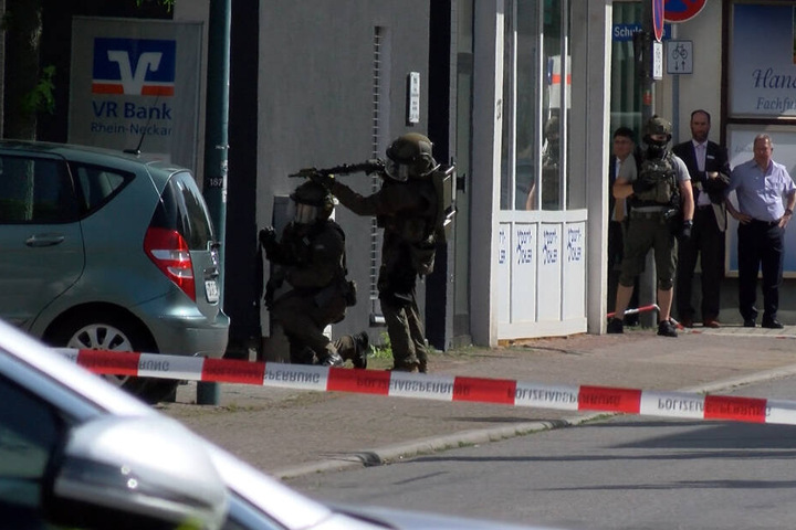 Das SEK ging vor der Bankfiliale in Stellung.