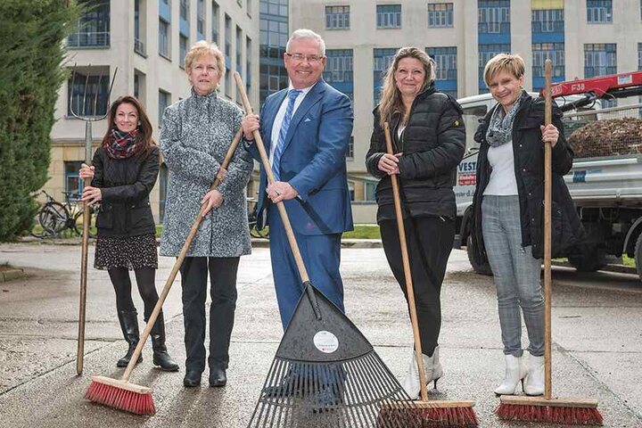 Heute beschäftigt Burkhard Vester (61) stolze 80 Mitarbeiter. Sitz der "Vester Dienstleistungsgruppe" ist in Striesen an der Bertolt-Brecht-Allee.