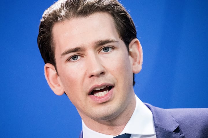 Der neue österreichische Bundeskanzler Sebastian Kurz (31). Er sitzt am Mittwochabend mit Ralph Hasenhüttl an einem Tisch.