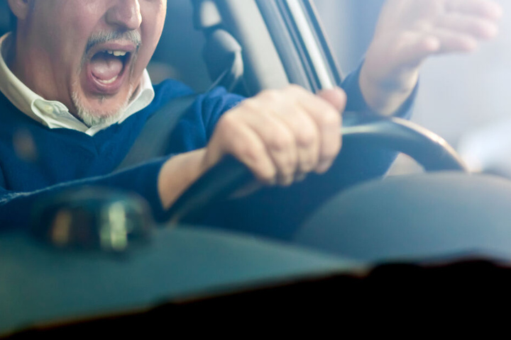 Der Fahrstil des anderen machte die Männer so wütend, dass sie aussteigen und zuschlugen. (Symbolbild)
