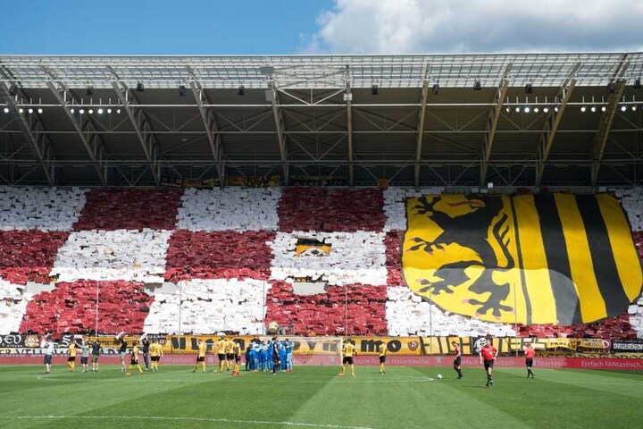 Mit einer Wahnsinns-Choreo startet das Spiel.