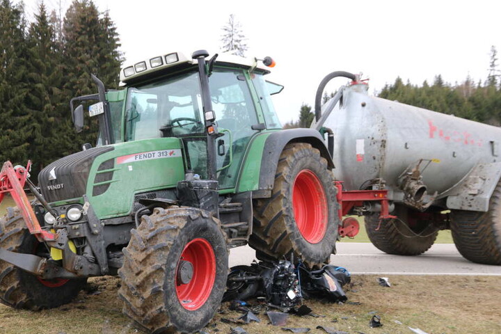 Bei dem Unfall mit einem Traktor kam ein Motorradfahrer ums Leben, sein minderjähriger Beifahrer kam schwer verletzt ins Krankenhaus.