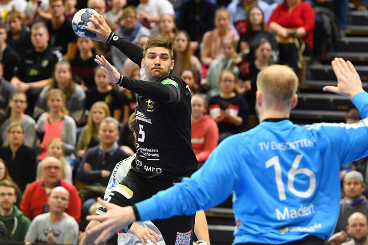 Das erste Duell in Wilhelmshaven gewann der HCE mit 30:28. Dabei erwies sich Tim-Philip Jurgeleit (hier gegen Emsdetten in Aktion) mit neun Toren als erfolgreichster Schütze der Dresdner.