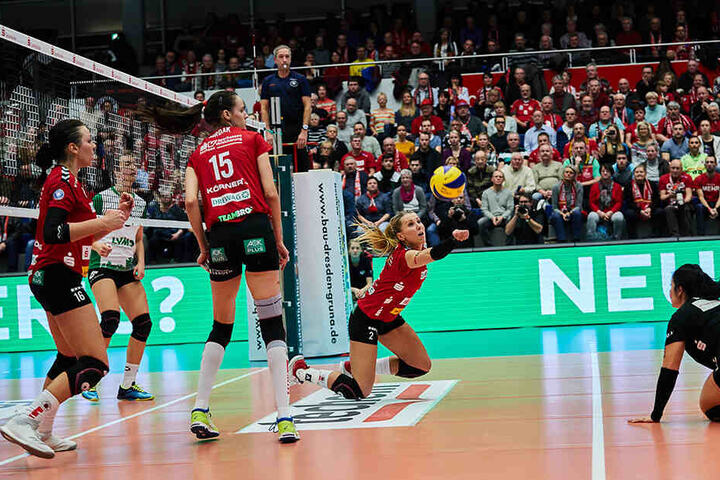 Toller Einsatz von Mareen von Römer (r.), die so noch an den Ball kommt.