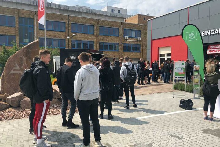 Dutzende Fans warteten am Eingang.