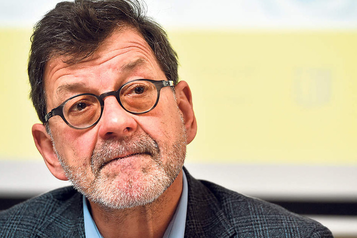 Reinhard Koettnitz (61), Chef des
Straßen- und Tiefbauamtes, rechnet noch an den exakten neuen Gebühren.