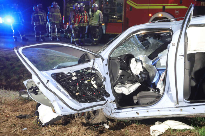 Ersten Informationen zu Folge wurde der Fahrer in seinem Fahrzeug eingeklemmt.