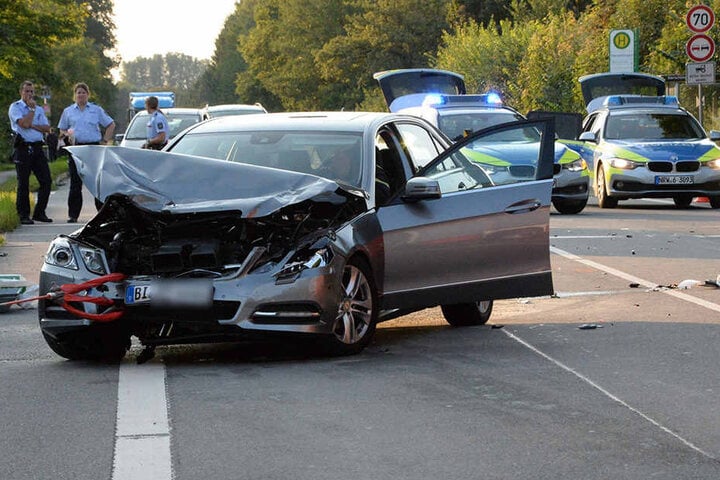 Der Mercedes musste nach dem Crash abgeschleppt werden.
