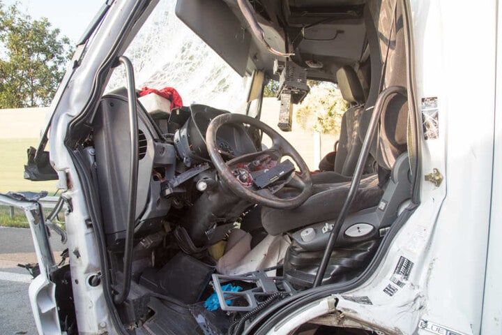 Das Fahrerhaus wurde komplett zerbeult.