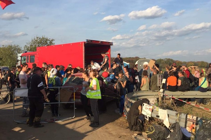 Die Feuerwehr verteilte für einige Demonstranten Wasserflaschen.
