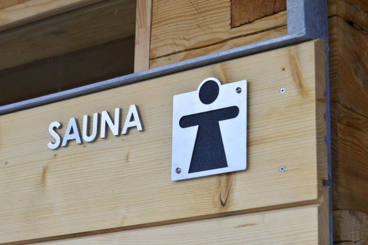 Das Schild weist auf eine Sauna hin.