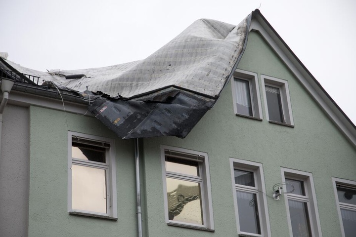 Ein Mehrfamilienhaus in Freiberg wurde fast zur Hälfte abgedeckt.