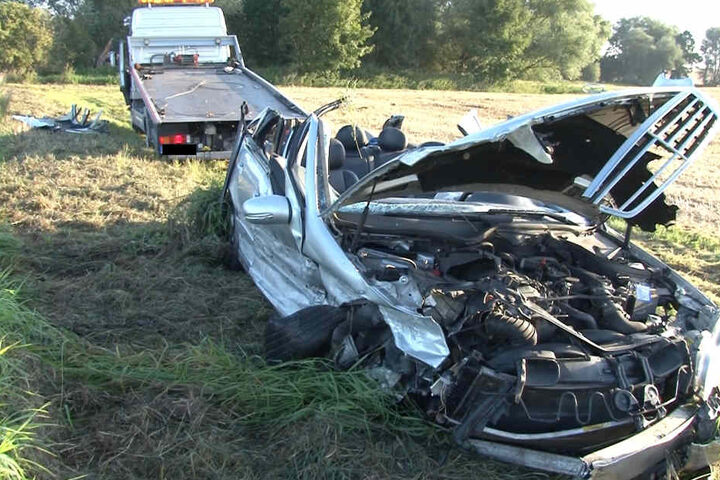 Erst nachdem das Dach der C-Klasse abgeschnitten wurde, konnte die schwer verletzte 46-Jährige geborgen werden.