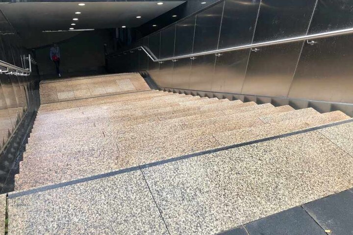 Sie traten und schlugen ihr Opfer, bis es die Treppe hinunterfiel.