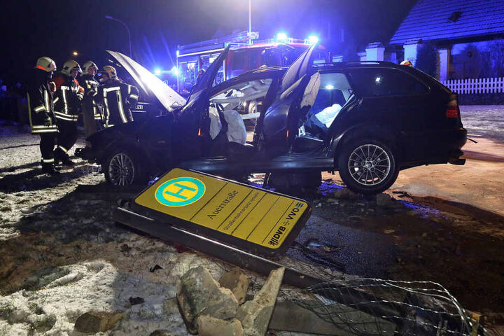Zudem "mähte" der BMW Kombi das Haltestellenschild an der Auerstraße um.