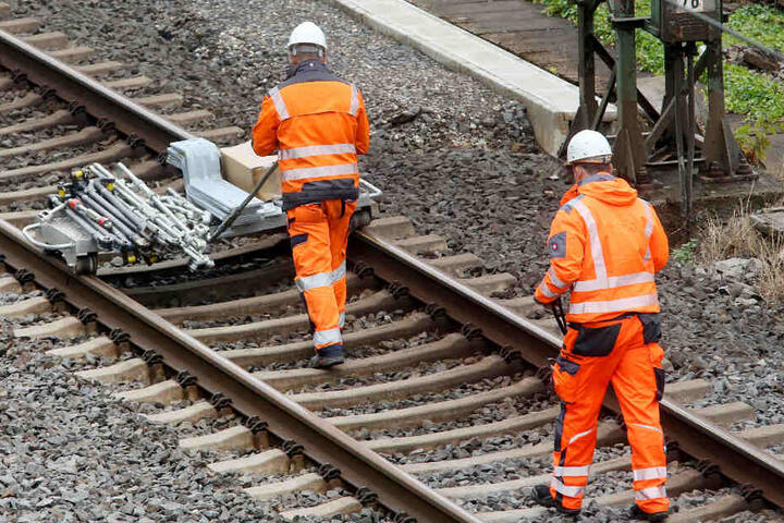 Sperrungen: Bauarbeiter sind demnächst zwischen Mannheim und Karlsruhe am Schaffen. (Symbolbild)