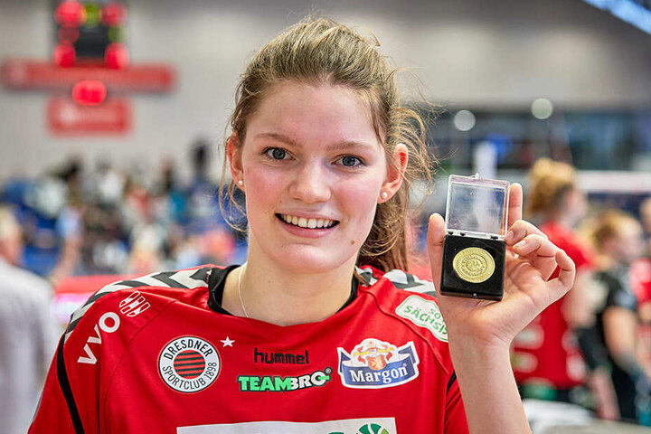 Wertvollste Spielerin: Rica Maase zeigt strahlend ihre Goldmedaille.