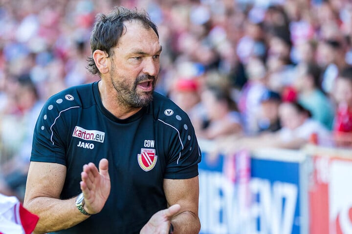 Claus-Dieter Wollitz stieg mit Energie in die 3. Liga ab. Nun geht es wieder runter in die Regionalliga.