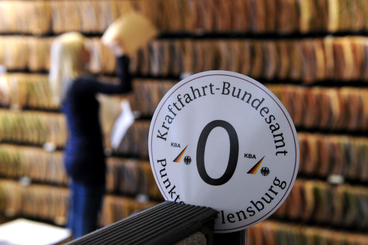 Der Mann bekam für seine Tempo-Fahrt unter anderem zwei Punkte in Flensburg aufgebrummt. (Symbolbild)