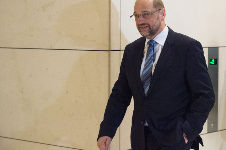 Rolle rückwärts: Erst wollte Martin Schulz nicht ins Kabinett von Merkel, dann auf einmal als Außenminister doch.