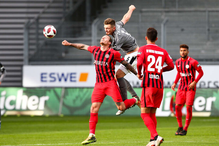 Comeback am 27. Oktober 2018! Alexander Sorge (2.v.l.) überspringt beim Kopfballduell den Wiesbadener Manuel Schäffler.