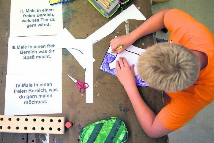 Ein Kind der Schule bei der Projektarbeit.