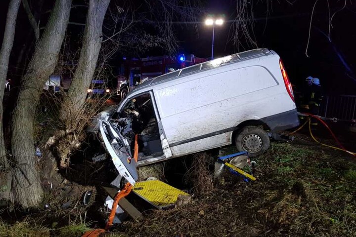 Ein Kleintransporter war eine Böschung herunter gerauscht und dort gegen einen Baum gekracht.