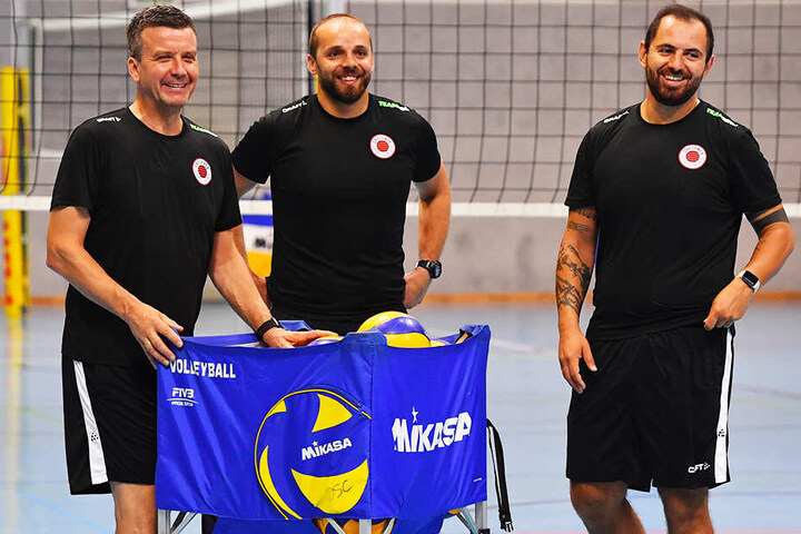 Cheftrainer Alex Waibl (l.) war gut drauf bei der Präsentation seines Teams.