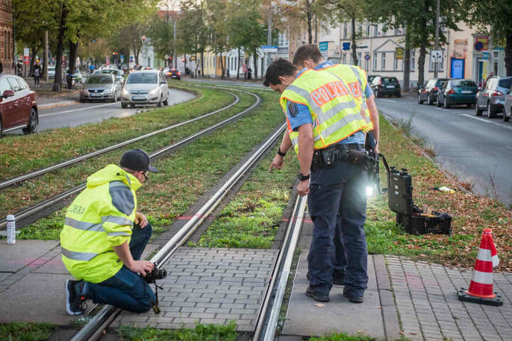 Die Polizei und ein Gutachter sicherten Spuren am Unfallort.